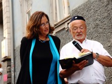 Stolpersteine für Alois Blühweis und Tochter Helma - 
Verlegung am 16. August 2016 mit Enkeltochter Susan Goldmark 
Foto: J.J. Kucek