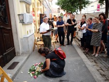 Verlegung der Stolpersteine für die Familie Herzog. 
Foto: J.J. Kucek