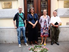 Verlegung der Stolpersteine für die Familie Herzog. 
Foto: J.J. Kucek