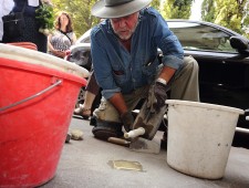 Stolpersteine Graz, Gunther Demnig bei der Verlegung des Stolpersteins für Karl Drews (Foto: J. J. Kucek)