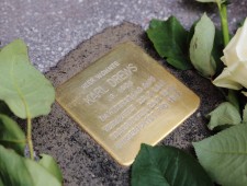 Verlegung des Stolpersteins für Karl Drews (Foto: J. J. Kucek)