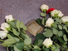 Verlegung des Stolpersteins für Karl Drews (Foto: J. J. Kucek)