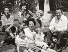 Familie Blüh ca. 1960
Von links nach rechts: Gertrude und Tochter Daniela Scharfstein, Olga und Hans. Sitzend davor: Inge Blueh-Weglein mit Sonia und Roberto 
(c) Roberto Blueh