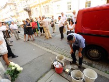 Verlegung des Stolperstein von Odilie Borges. Foto: J. J. Kucek