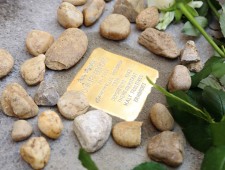 Verlegung des Stolperstein von Odilie Borges. Foto: J. J. Kucek