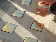 Stolpersteine für die Familien Weinberger und Salz ©Thomas Meier